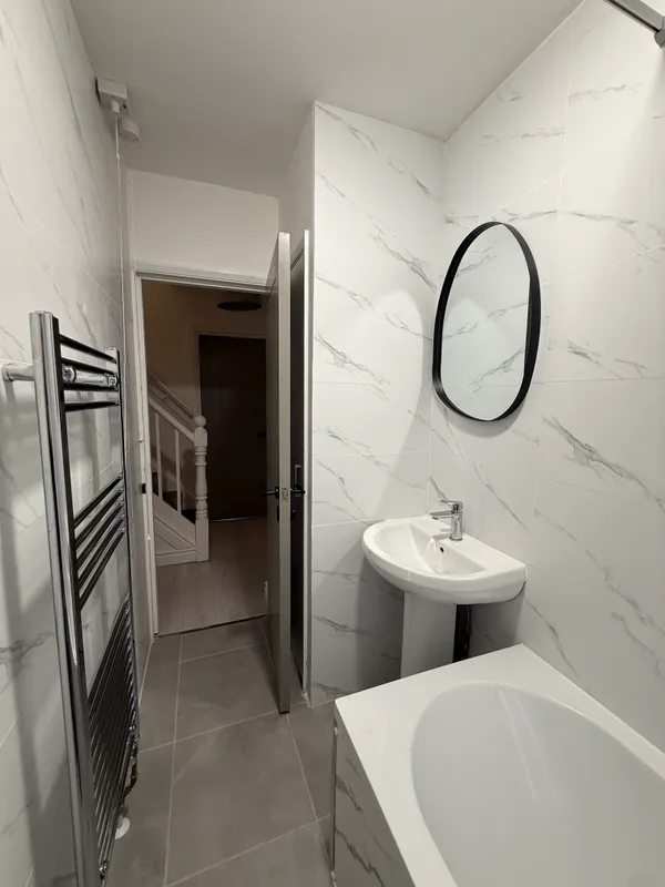 2 Bedroom luxury apartment, 18 Birkin Avenue NG7 5AF - Image 4