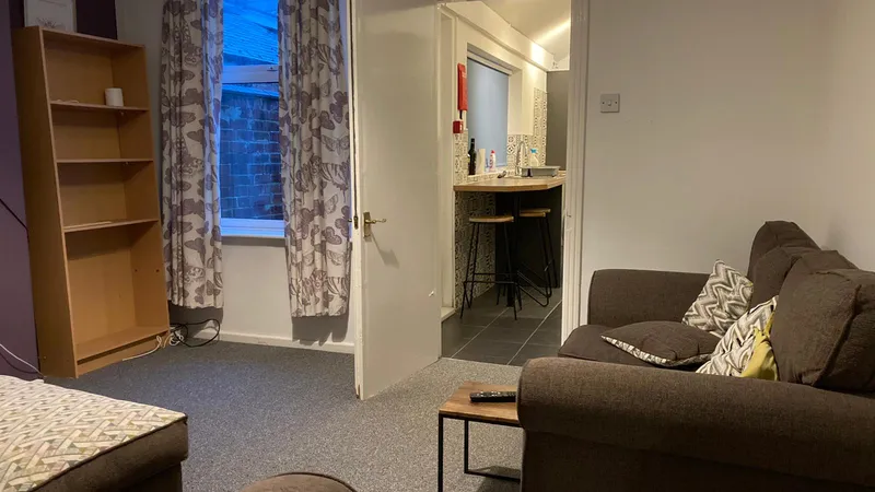 Abbot St // 5 Bed & 2 Bath // AUG 2026 - Image 3