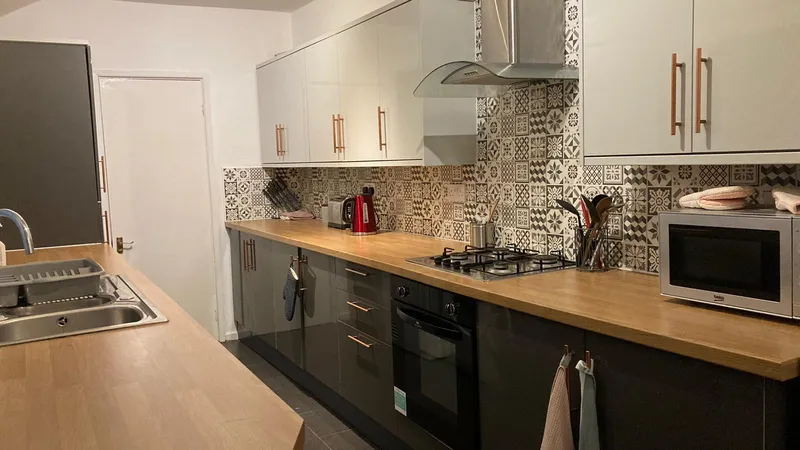 Abbot St // 5 Bed & 2 Bath // AUG 2026 - Image 2