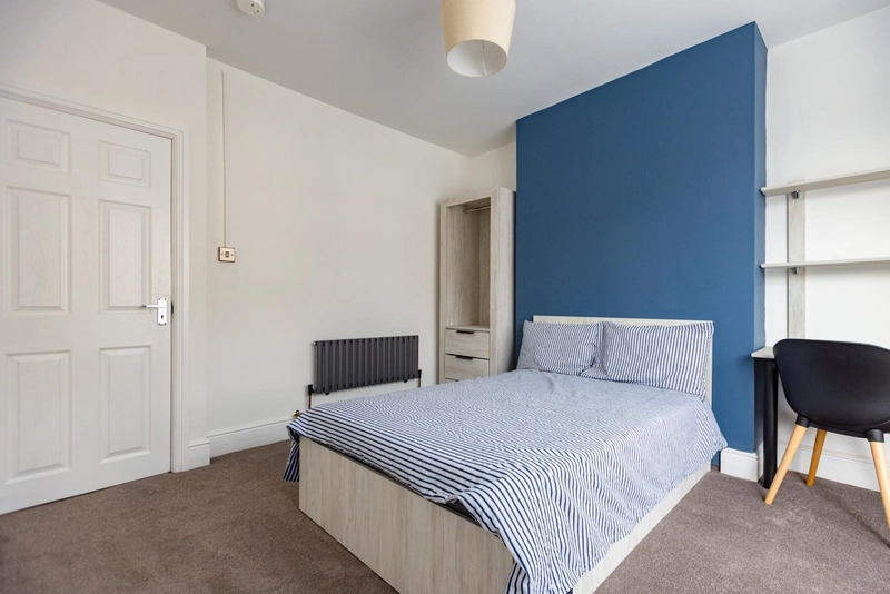 Spare Rooms - Student House - West end - Thumbnail 1