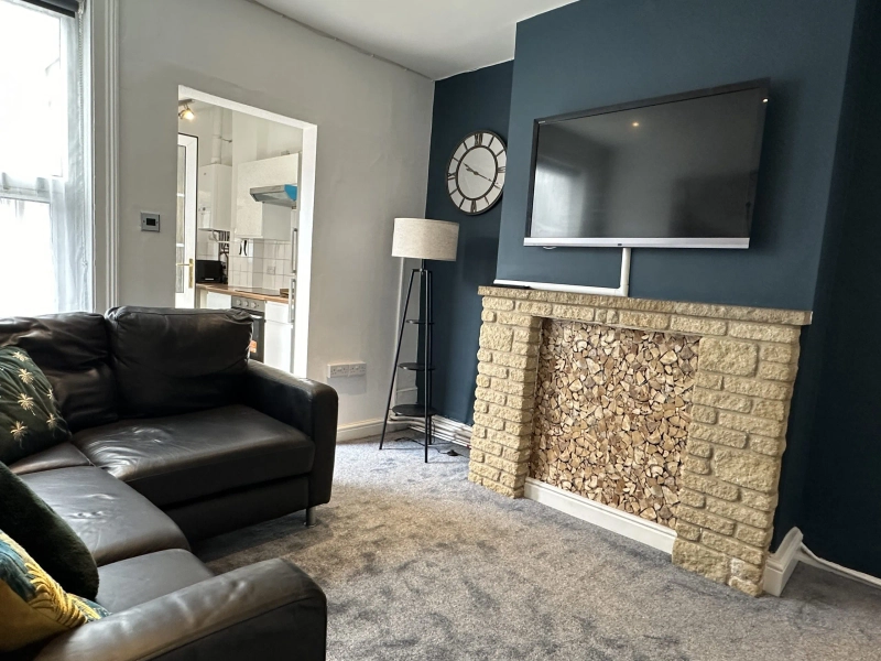 17 Hood Street, LN5 7XB - 3 Bed & 2 Bath - Thumbnail 4