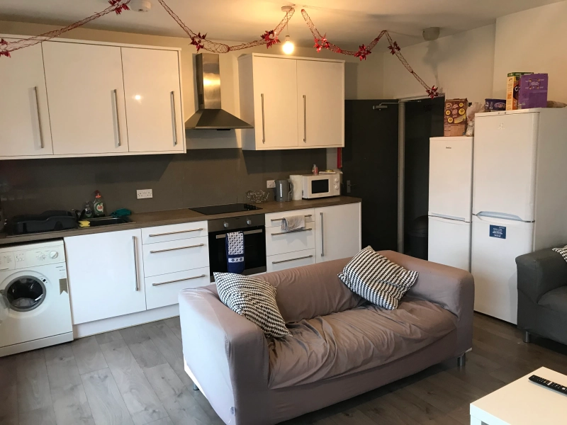 Monks Road - 5 Bed, 2 Bath - Thumbnail 11