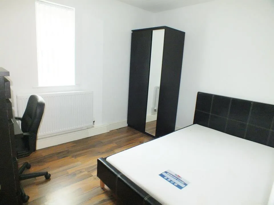 Bawas Place: Flat 2, 3 Bedroom flat Alfreton road NG7 3NW - Image 1