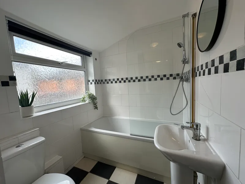 Spacious 3 Bedroom House // 2026/7 - Image 16