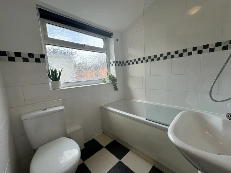 Spacious 3 Bedroom House // 2026/7 - Thumbnail 1