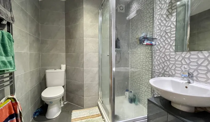 Stylish 3 Bedroom 3 Bathroom House // 2026/7 - Thumbnail 1