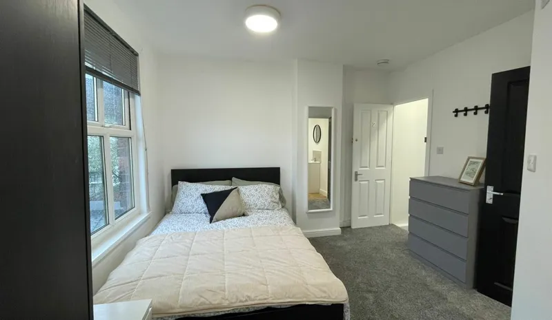 Stylish 3 Bedroom 3 Bathroom House // 2026/7 - Image 4