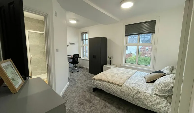 Stylish 3 Bedroom 3 Bathroom House // 2026/7 - Image 5