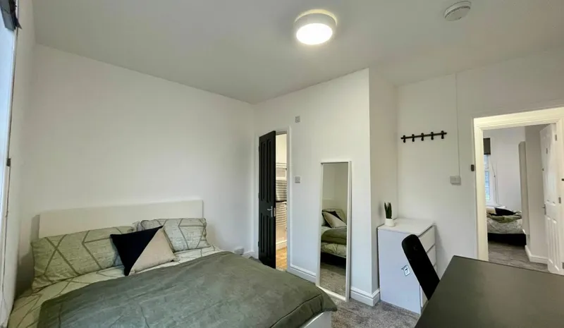 Stylish 3 Bedroom 3 Bathroom House // 2026/7 - Image 6