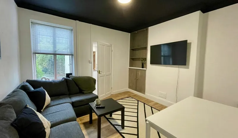 Stylish 3 Bedroom 3 Bathroom House // 2026/7 - Image 8