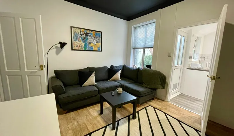 Stylish 3 Bedroom 3 Bathroom House // 2026/7 - Image 7