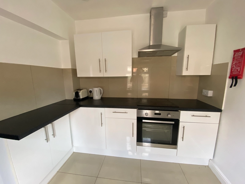 5 Bedroom Student House - Bills Included - Thumbnail 1
