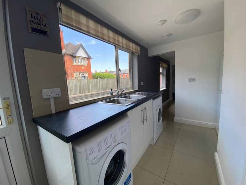 5 Bedroom Student House - Bills Included - Thumbnail 3