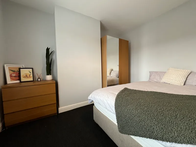 Spare Rooms // Pennell St // AVAILABLE NOW!! - Thumbnail 1