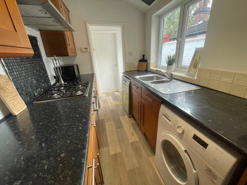St Nicholas Street, Bills Inclusive - 3 Bedroom, 1 Bathroom - Thumbnail 3
