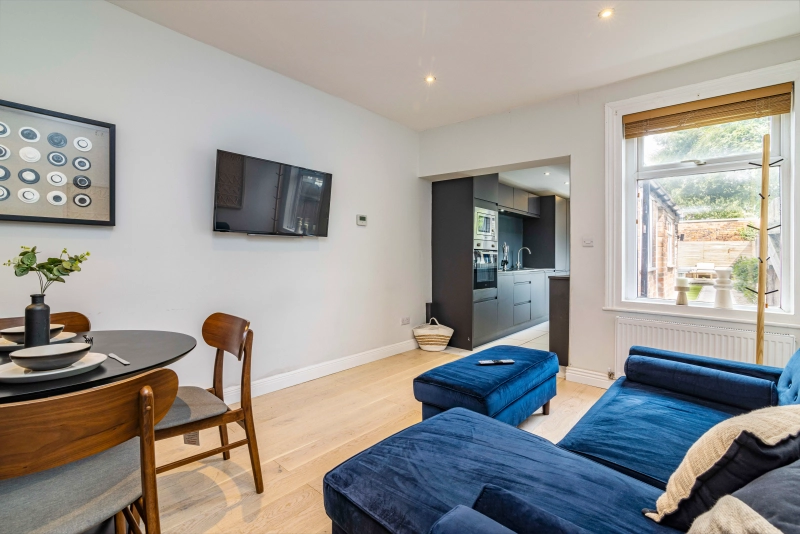 Luxury 4 Bedroom Student House - 2 Bath + Bills Included - Thumbnail 2