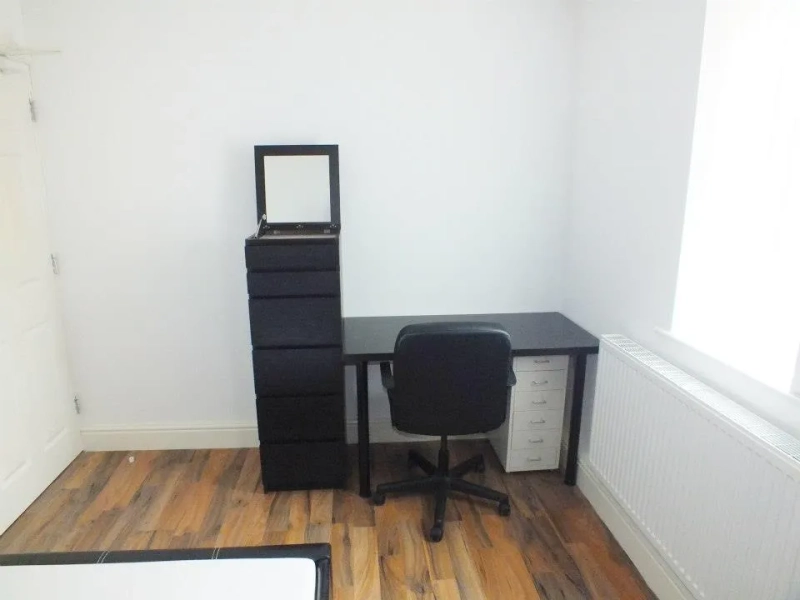 3 Bedroom - Flat 5, Bawas place - Alfreton Road - Thumbnail 2