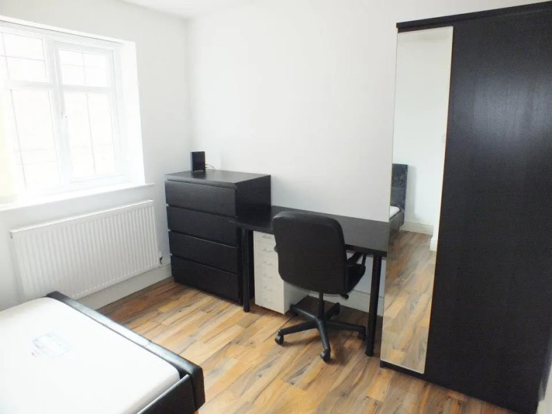 3 Bedroom - Flat 5, Bawas place - Alfreton Road - Thumbnail 6