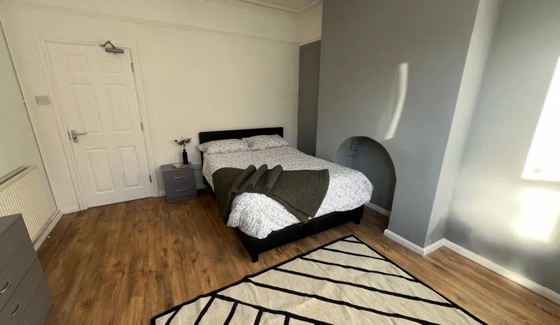 Avondale St // 5 Bed // SEPT 2026 - Image 2