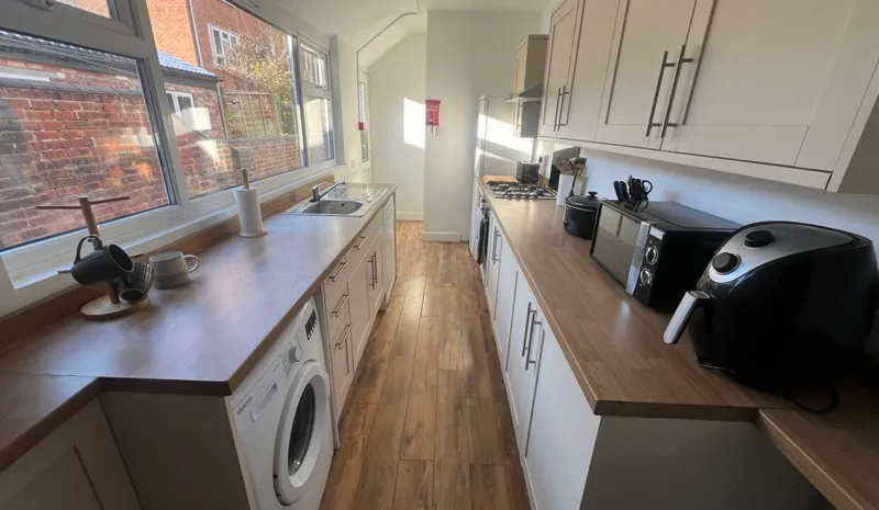 Avondale St // 5 Bed // SEPT 2026 - Image 6