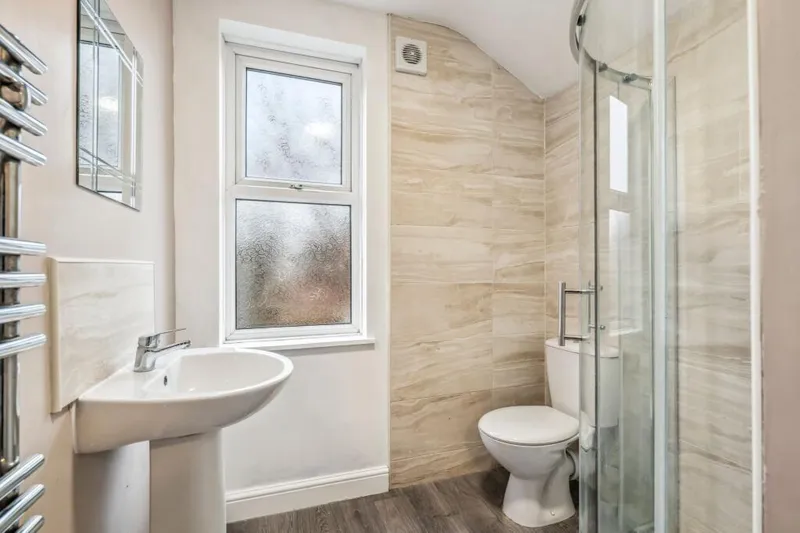 Large Property // Spare Room // AVAILABLE NOW! - Image 4