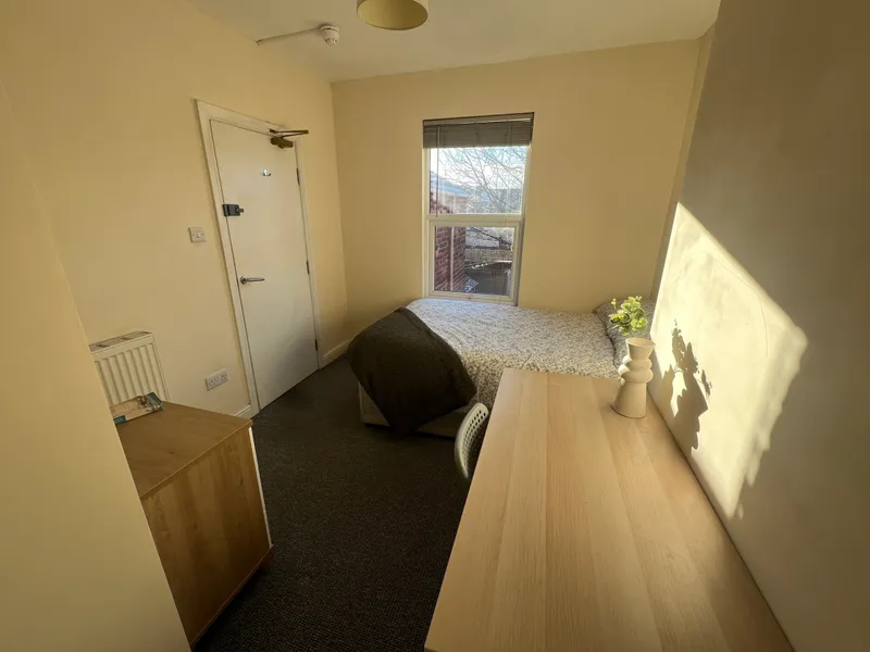 Large Property // Spare Room // AVAILABLE NOW! - Image 9