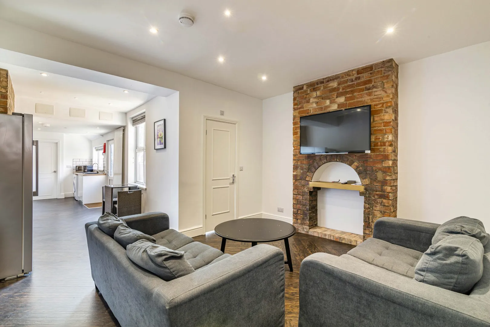 Scorer St // 5 Bed & 2 Bath // AVAILABLE NOW! - Main Image