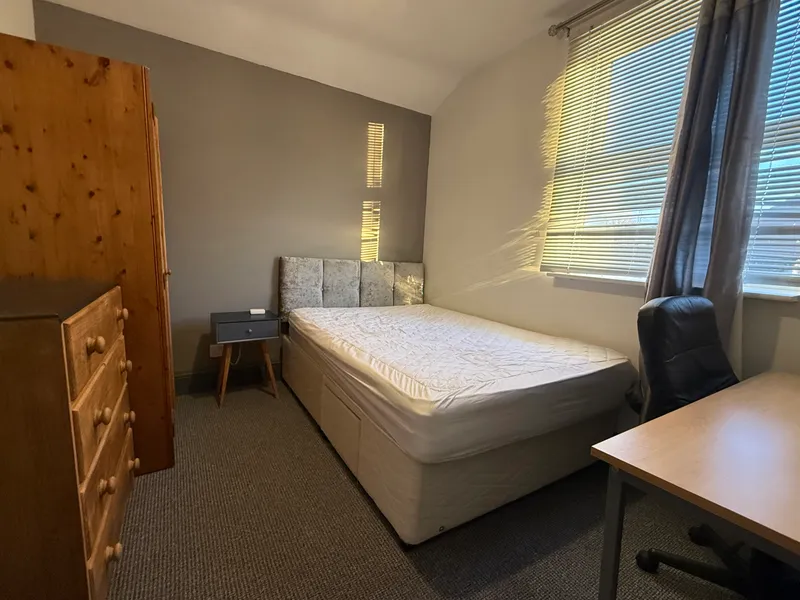 West End // Spacious 5 Bed & 2 Bath // SEPT 2026 - Image 2