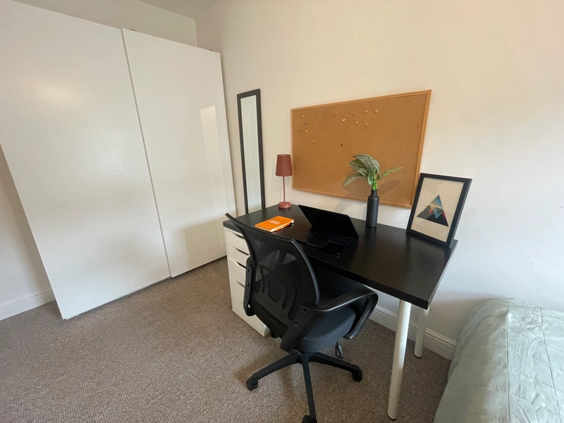 St Nicholas Street, Bills Inclusive - 4 Bedroom, 1 Bathroom - Thumbnail 8