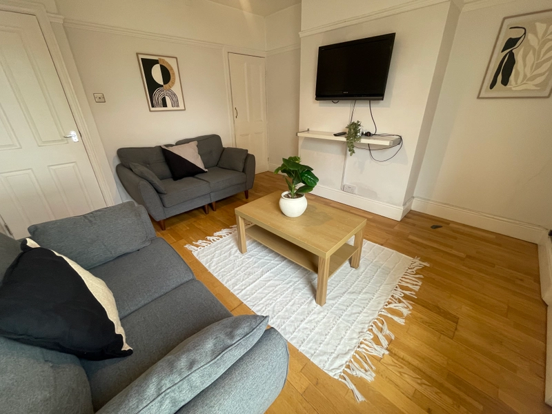 St Nicholas Street, Bills Inclusive - 4 Bedroom, 1 Bathroom - Thumbnail 2