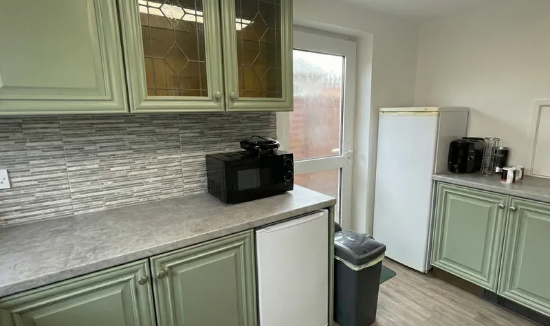 Lincoln Bishop // Large 5 Bed house // SEP 2026 - Image 2